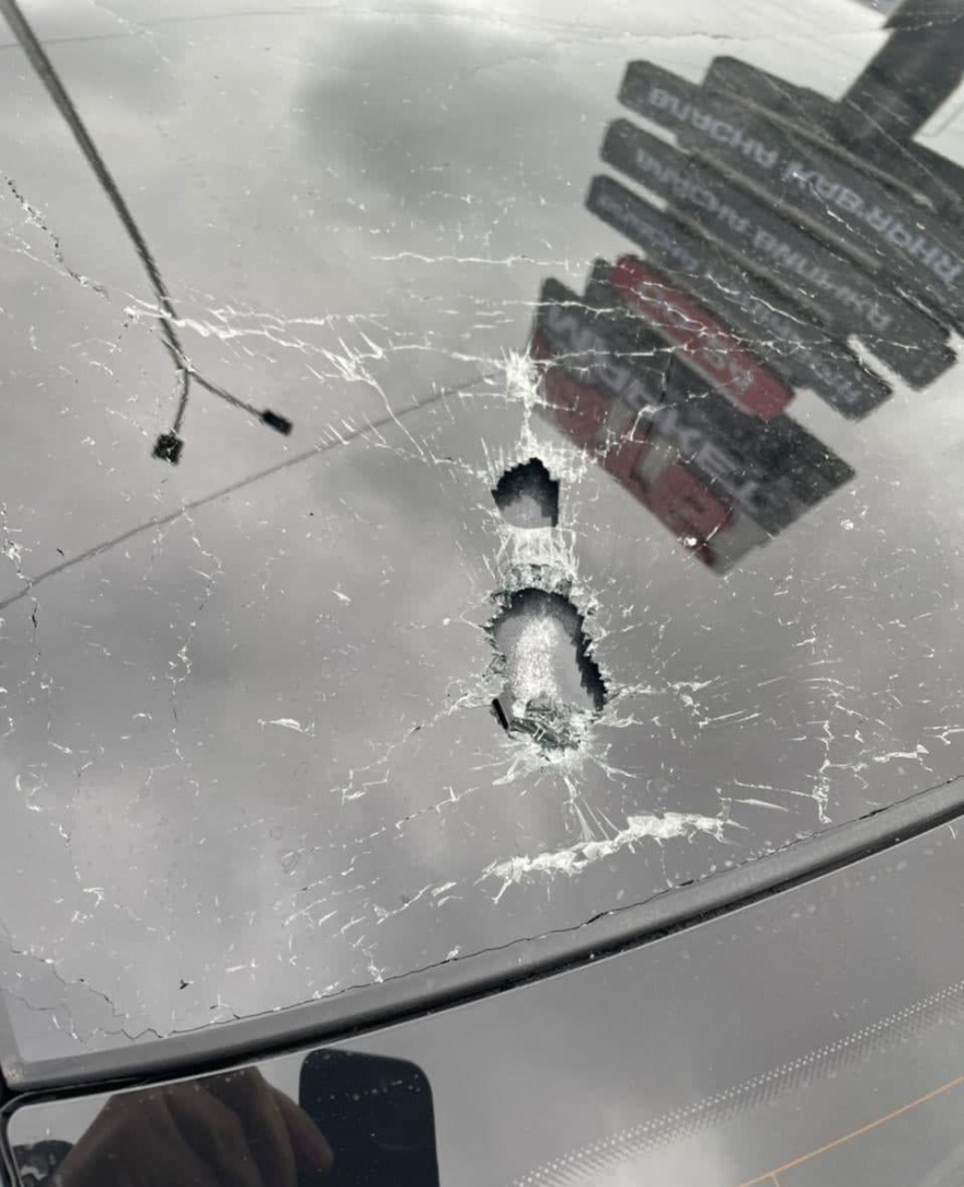 Ουκρανία: «Γάζωσαν» αυτοκίνητο που μετέφερε σύμβουλο του προέδρου Ζελένσκι - Τραυματίστηκε ο οδηγός