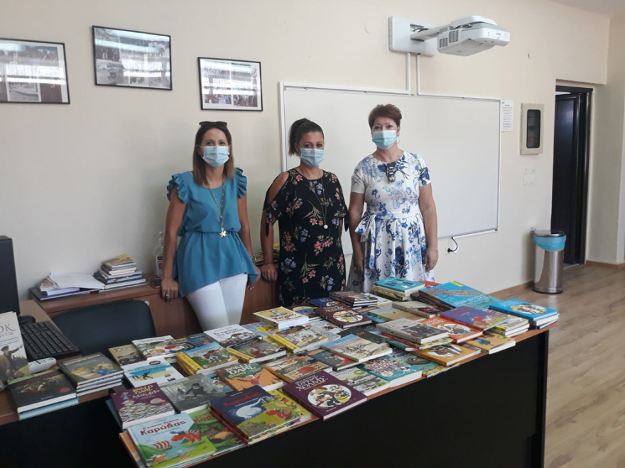 Βιβλία από το πρωθυπουργικό γραφείο για τα παιδιά στον Αρχάγγελο Ρόδου