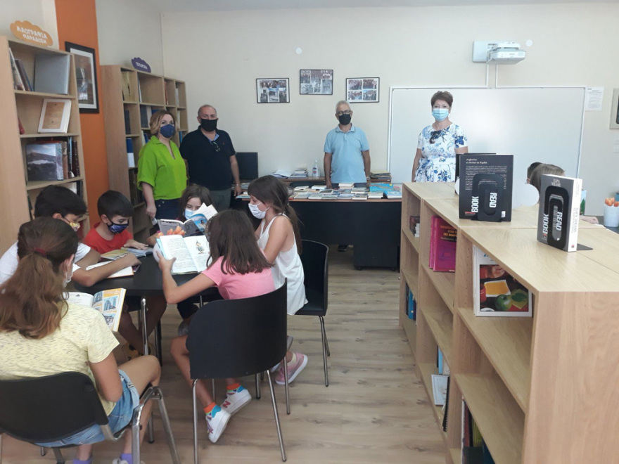 Βιβλία από το πρωθυπουργικό γραφείο για τα παιδιά στον Αρχάγγελο Ρόδου