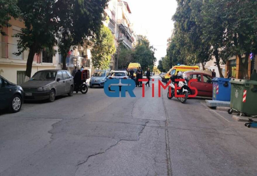 Σε σοβαρή κατάσταση 60χρονος που έπεσε από τον δεύτερο όροφο πολυκατοικίας στη Θεσσαλονίκη