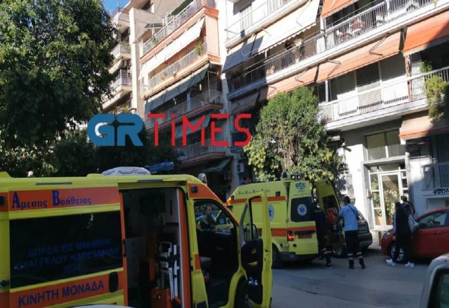Σε σοβαρή κατάσταση 60χρονος που έπεσε από τον δεύτερο όροφο πολυκατοικίας στη Θεσσαλονίκη