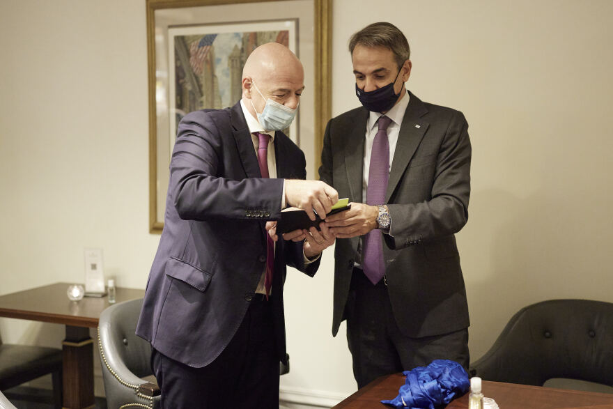Φανέλα με το νούμερο 9 έδωσε στον Μητσοτάκη ο πρόεδρος της FIFA - Συνάντηση στη Νέα Υόρκη - Δείτε φωτογραφίες