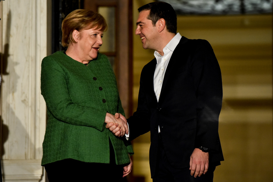 Η σπόντα Βαρουφάκη για το... «αντίο» Τσίπρα στη Μέρκελ - «Κινούσε την τρόικα κόντρα στα συμφέροντα των λαών» 