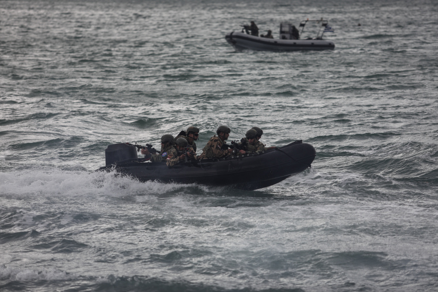 «Ηρακλής»: Εντυπωσιακές εικόνες από τις ειδικές επιχειρήσεις των Ενόπλων Δυνάμεων Ελλάδας, Αιγύπτου, ΗΑΕ, Σαουδικής Αραβίας