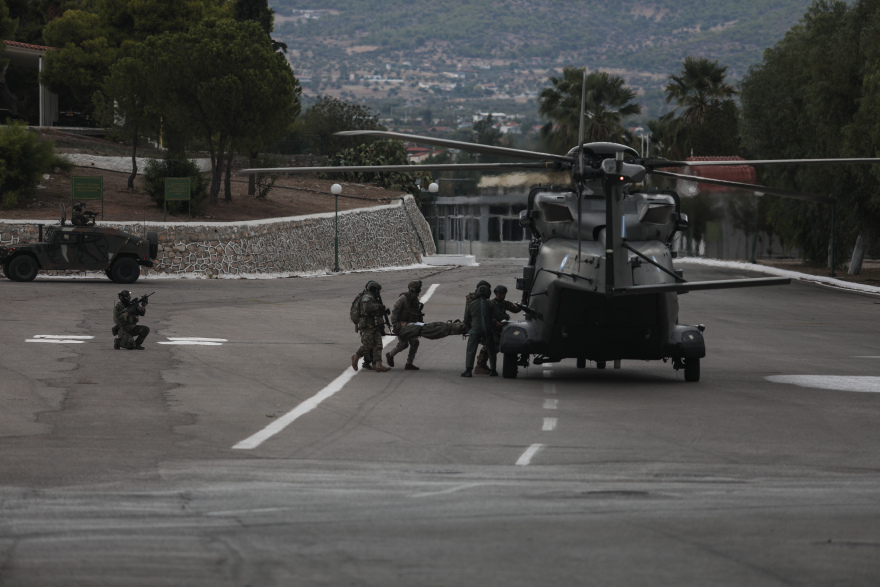 «Ηρακλής»: Εντυπωσιακές εικόνες από τις ειδικές επιχειρήσεις των Ενόπλων Δυνάμεων Ελλάδας, Αιγύπτου, ΗΑΕ, Σαουδικής Αραβίας