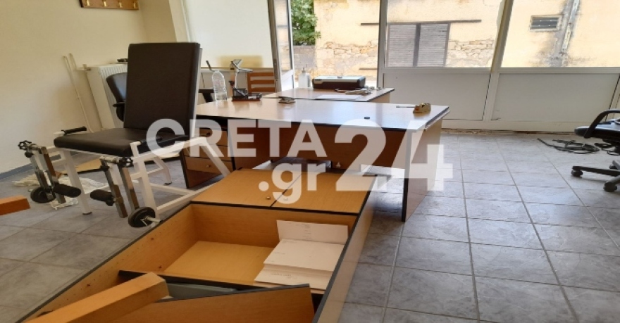 Ανεμβολίαστη υπάλληλος που βρισκόταν σε διαθεσιμότητα ταμπουρώθηκε σε ΚΑΠΗ