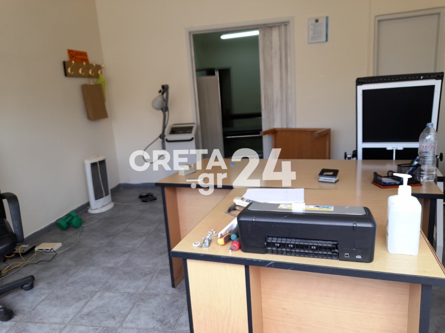 Ανεμβολίαστη υπάλληλος που βρισκόταν σε διαθεσιμότητα ταμπουρώθηκε σε ΚΑΠΗ