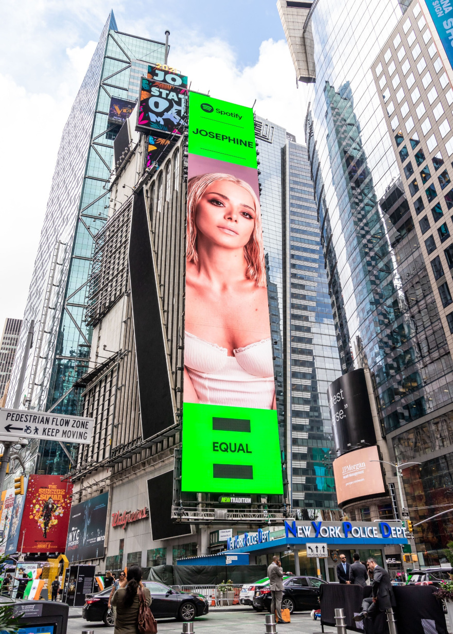 Josephine: Φιγουράρει σε billboard στην Times Square 