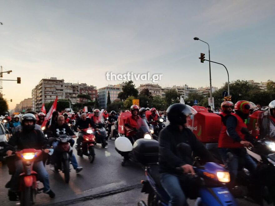 Μοτοπορεία διανομέων της efood στο κέντρο της Θεσσαλονίκης 