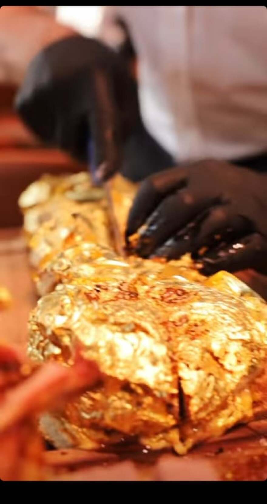 Salt Bae: Πραγματοποιήθηκαν τα λαμπερά εγκαίνια του νέου του εστιατορίου στο Λονδίνο