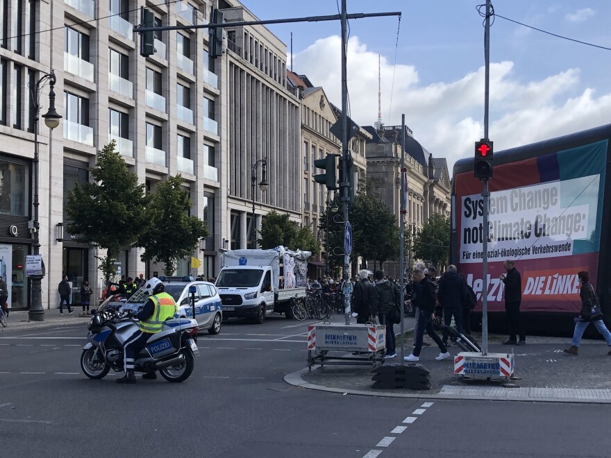 Λίγο πριν τις κάλπες η Γερμανία: Τελευταίες συγκεντρώσεις των υποψηφίων ενώ οι δημοσκοπήσεις δείχνουν «θρίλερ»