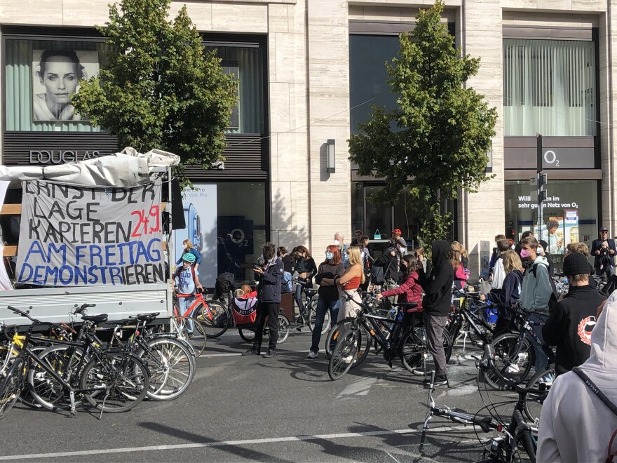 Λίγο πριν τις κάλπες η Γερμανία: Τελευταίες συγκεντρώσεις των υποψηφίων ενώ οι δημοσκοπήσεις δείχνουν «θρίλερ»