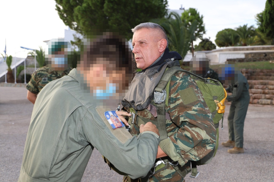 Άλμα με αλεξίπτωτο έκανε ο Αρχηγός ΓΕΕΘΑ - Δείτε βίντεο