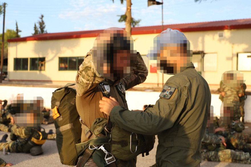 Άλμα με αλεξίπτωτο έκανε ο Αρχηγός ΓΕΕΘΑ - Δείτε βίντεο