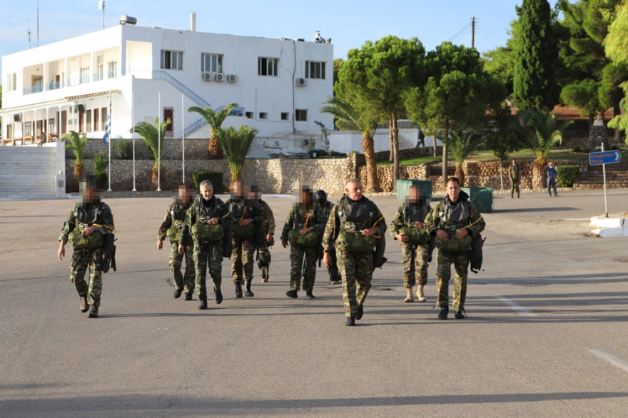 Άλμα με αλεξίπτωτο έκανε ο Αρχηγός ΓΕΕΘΑ - Δείτε βίντεο