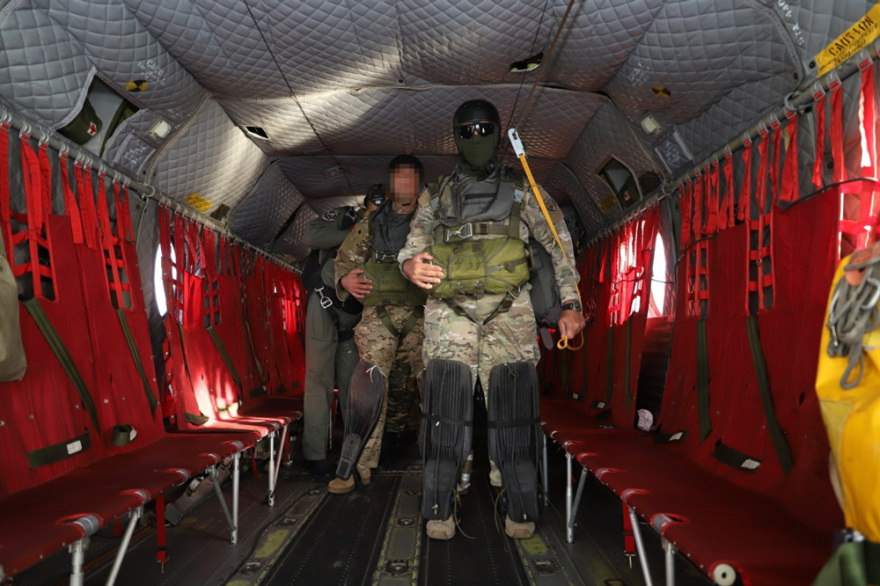 Άλμα με αλεξίπτωτο έκανε ο Αρχηγός ΓΕΕΘΑ - Δείτε βίντεο