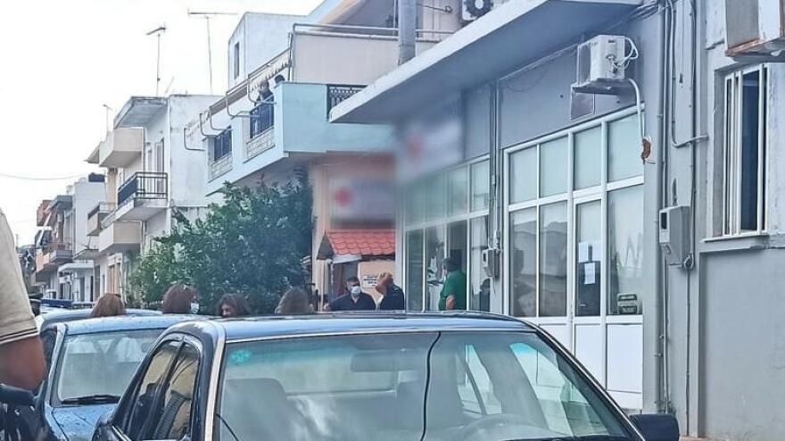 Κρήτη: Ποινική δίωξη στην «αυτόχθονα ιθαγενή» ανεμβολίαστη υπάλληλο που ταμπουρώθηκε στα ΚΑΠΗ