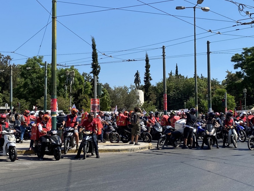 Μοτοπορεία των διανομέων στην Αθήνα - Δείτε φωτογραφίες και βίντεο