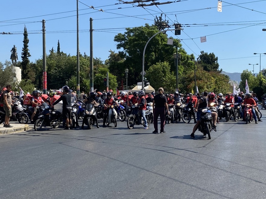 Μοτοπορεία των διανομέων στην Αθήνα - Δείτε φωτογραφίες και βίντεο