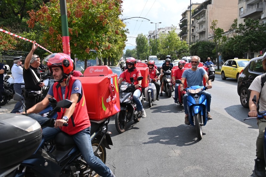 Μοτοπορεία των διανομέων στην Αθήνα - Δείτε φωτογραφίες και βίντεο