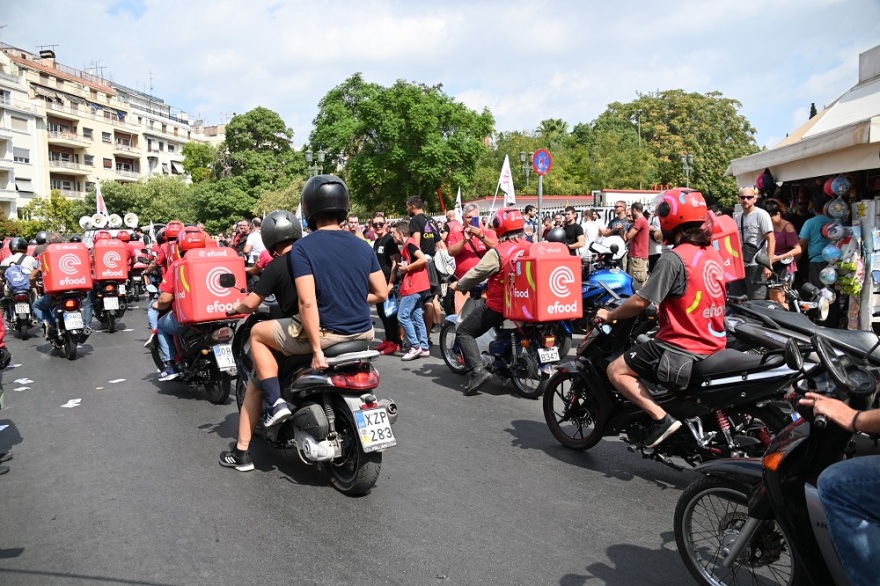 Μοτοπορεία των διανομέων στην Αθήνα - Δείτε φωτογραφίες και βίντεο
