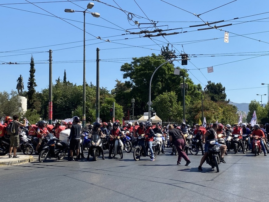 Μοτοπορεία των διανομέων στην Αθήνα - Δείτε φωτογραφίες και βίντεο