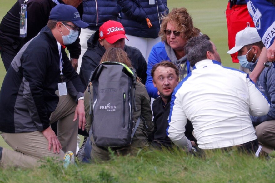 Τομ Φέλτον: Ο... Ντράκο Μαλφόι του «Χάρι Πότερ» κατέρρευσε κατά τη διάρκεια τουρνουά γκολφ διασημοτήτων - Δείτε φωτογραφίες