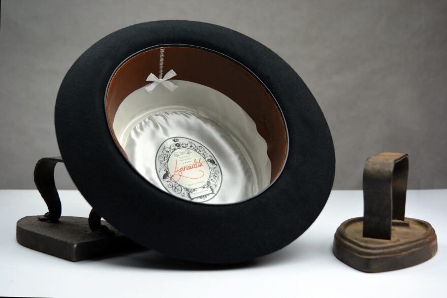 Ένα ελληνικό κατάστημα με χειροποίητα καπέλα στα καλύτερα του Amazon - Το λάτρεψε ακόμα και η Σελίν Ντιόν!