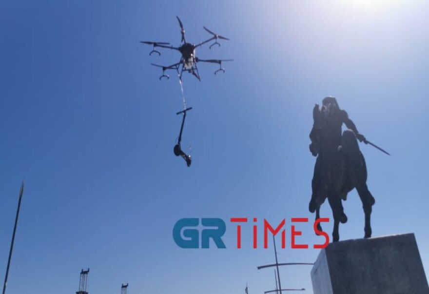Με drone που μεταφέρουν… πατίνια και ηλεκτρικά οχήματα το «Voltάρω» στη Θεσσαλονίκη - Δείτε βίντεο