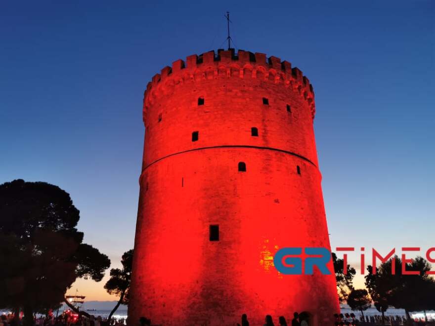 Θεσσαλονίκη: Στα κόκκινα ο Λευκός Πύργος για την Παγκόσμια Ημέρα Καρδιάς - Δείτε φωτογραφίες