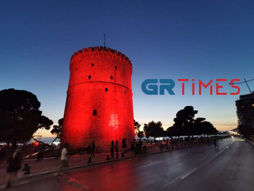Θεσσαλονίκη: Στα κόκκινα ο Λευκός Πύργος για την Παγκόσμια Ημέρα Καρδιάς - Δείτε φωτογραφίες