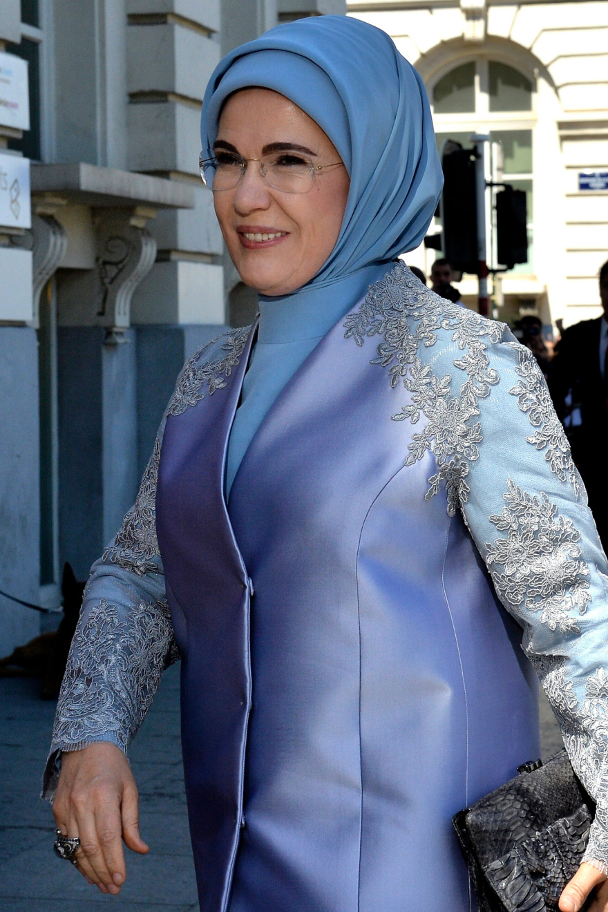 Εμινέ Ερντογάν: Παρά τα... ακριβά της γούστα, βγάζει βιβλίο για την φτώχεια στην Αφρική!