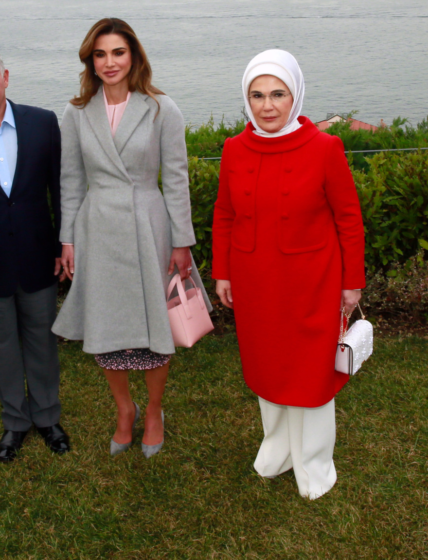 Εμινέ Ερντογάν: Παρά τα... ακριβά της γούστα, βγάζει βιβλίο για την φτώχεια στην Αφρική!