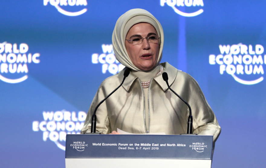 Εμινέ Ερντογάν: Παρά τα... ακριβά της γούστα, βγάζει βιβλίο για την φτώχεια στην Αφρική!