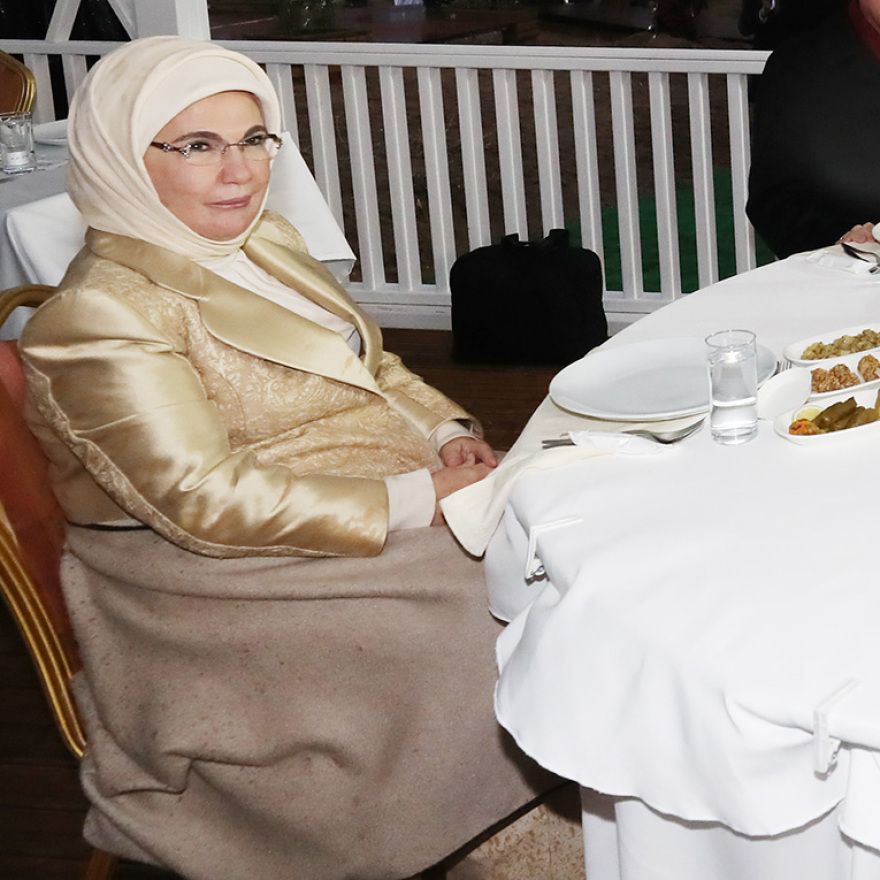 Εμινέ Ερντογάν: Παρά τα... ακριβά της γούστα, βγάζει βιβλίο για την φτώχεια στην Αφρική!