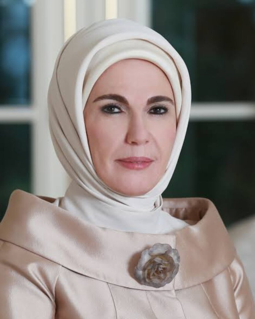 Εμινέ Ερντογάν: Παρά τα... ακριβά της γούστα, βγάζει βιβλίο για την φτώχεια στην Αφρική!