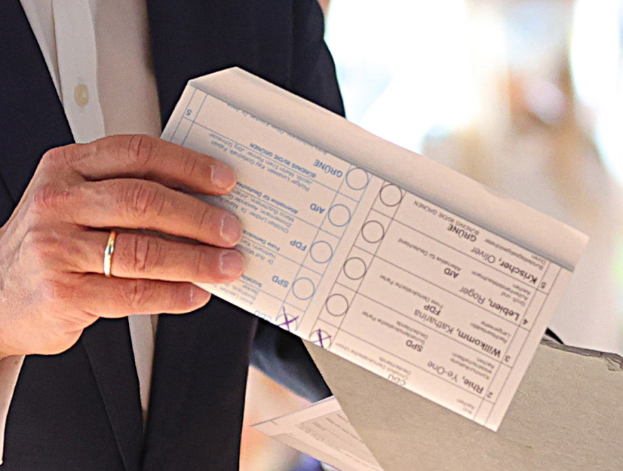 Γερμανικές εκλογές: Στο στόχαστρο ο εκλεκτός της Μέρκελ, Άρμιν Λάσετ μετά την «ήττα» του