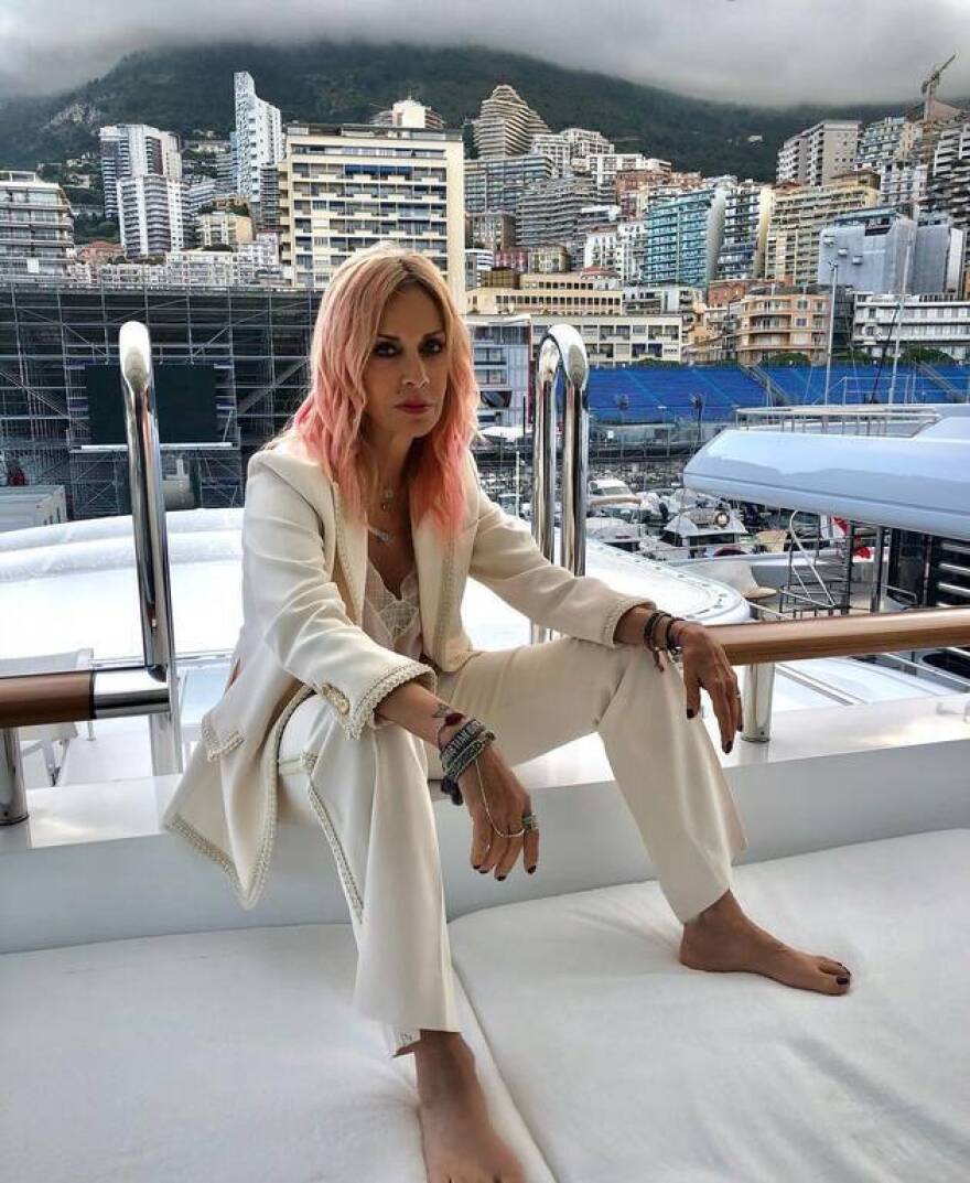 Δείτε βίντεο: Η Άννα Βίσση χορεύει με τον πρίγκιπα Αλβέρτο στο Μονακό