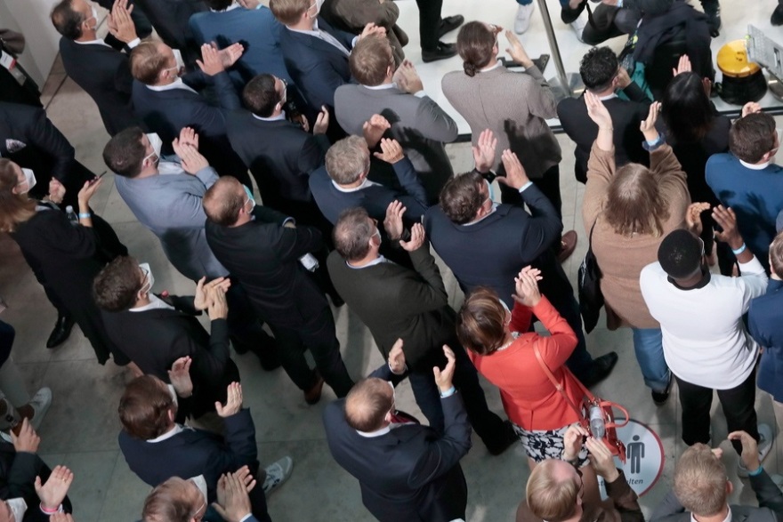 Νύχτα - θρίλερ στη Γερμανία, μεγαλώνει η διαφορά υπέρ του Σολτς