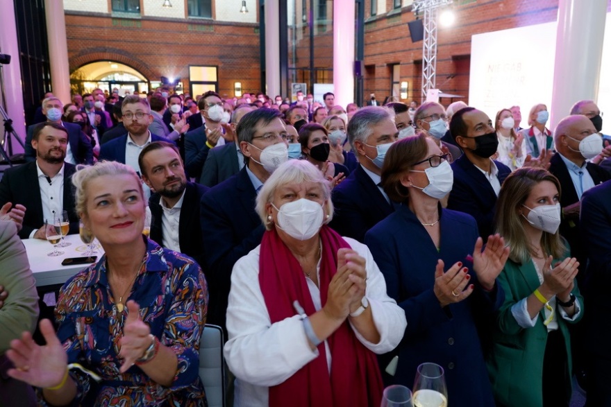 Νύχτα - θρίλερ στη Γερμανία, μεγαλώνει η διαφορά υπέρ του Σολτς