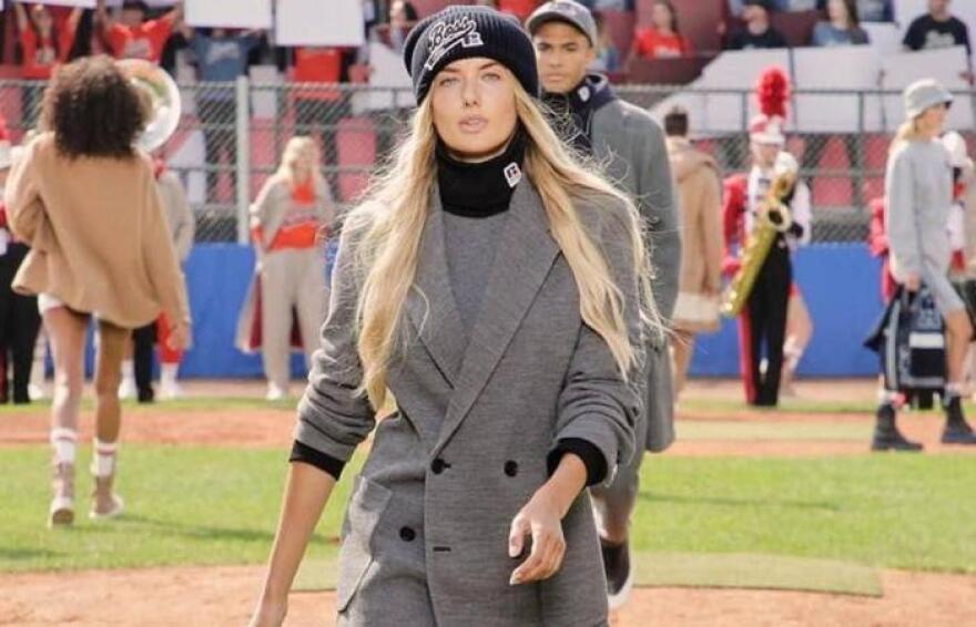 Αλίσα Σμιντ: Η πιο σέξι αθλήτρια στον κόσμο «επισκίασε» Σάικ και Χαντίντ στην πασαρέλα