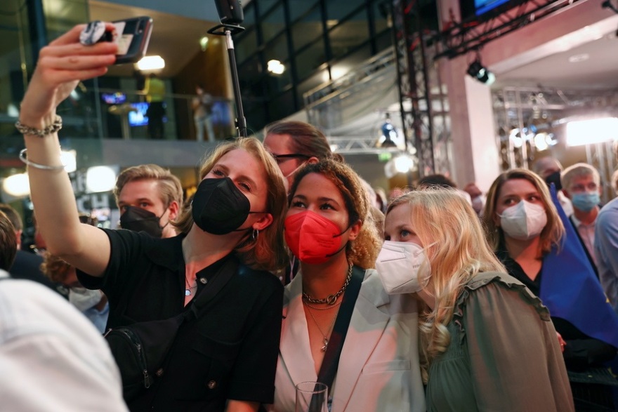 Νύχτα - θρίλερ στη Γερμανία, μεγαλώνει η διαφορά υπέρ του Σολτς