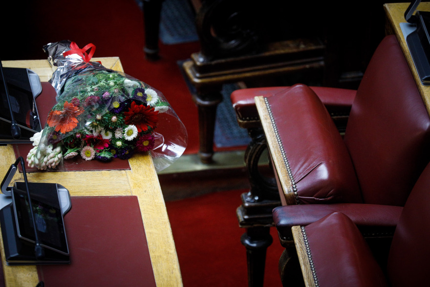 Παύλος Μπακογιάννης: Μια ανθοδέσμη στο έδρανο που καθόταν στη Βουλή