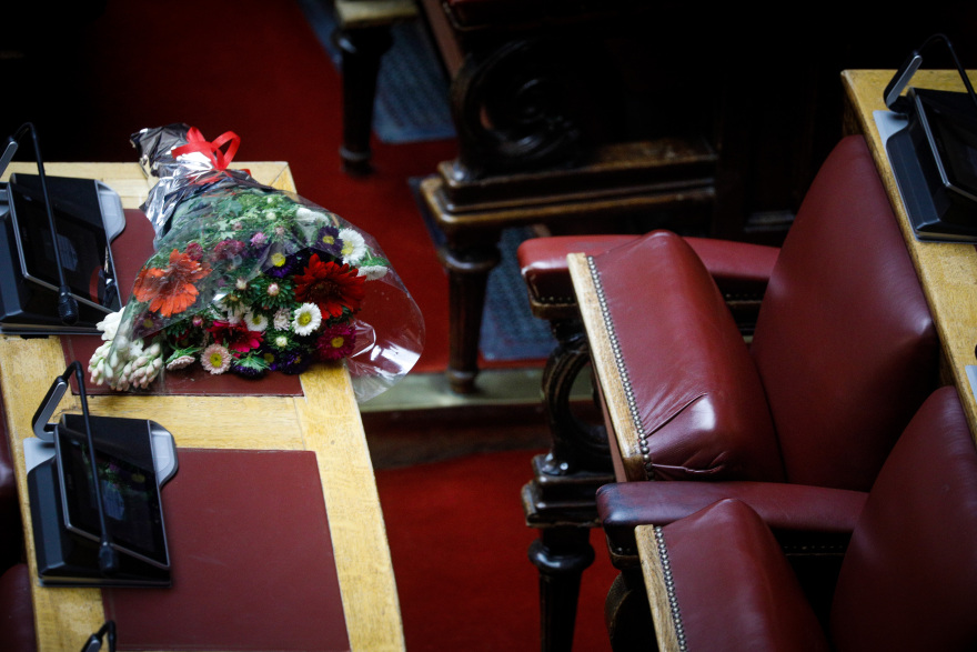 Παύλος Μπακογιάννης: Μια ανθοδέσμη στο έδρανο που καθόταν στη Βουλή