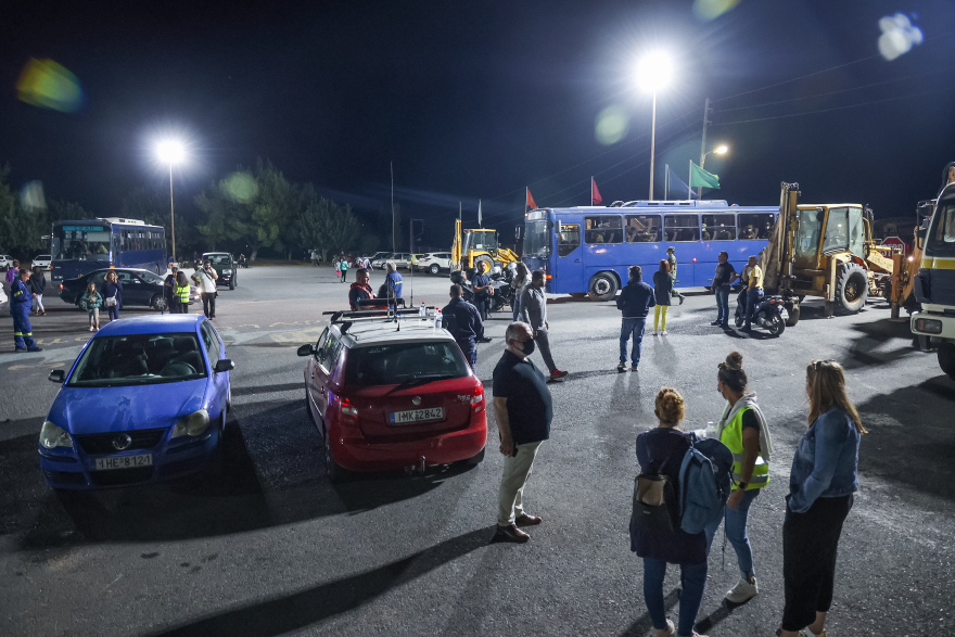 Σεισμός στην Κρήτη: Δύσκολη νύχτα για τους κατοίκους στο Αρκαλοχώρι - Θα κοιμηθούν σε σκηνές