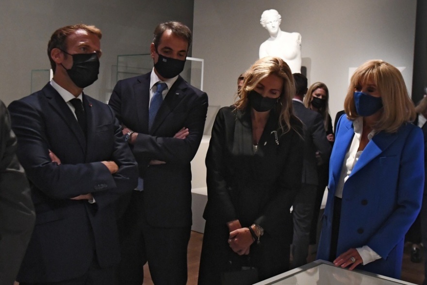 Μητσοτάκης και Μακρόν στο Λούβρο: «Ιστορία αγάπης» η σχέση των δύο χωρών, λέει ο Γάλλος πρόεδρος - Δείτε φωτογραφίες