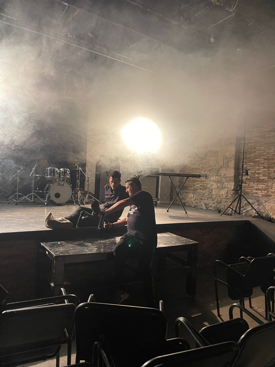 Θοδωρής Φέρρης: Οι φωτογραφίες από τα backstage του νέου του βιντεοκλίπ «Χίλια Κομμάτια»