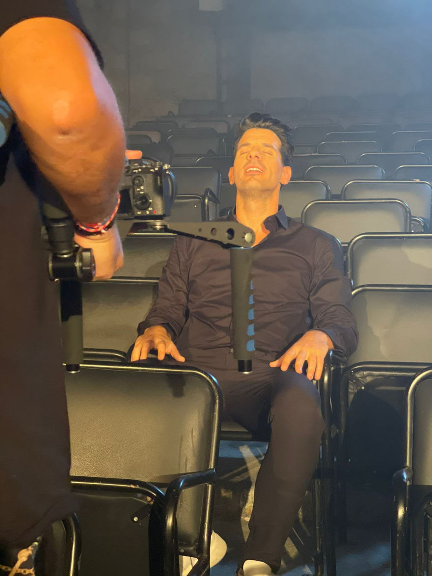 Θοδωρής Φέρρης: Οι φωτογραφίες από τα backstage του νέου του βιντεοκλίπ «Χίλια Κομμάτια»