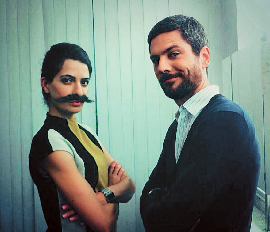 Λίντα Ζερβάκη: Η Ελληνίδα παρουσιάστρια που... τρόλαρε τους Γερμανούς πολιτικούς με Μίκυ Μάους!