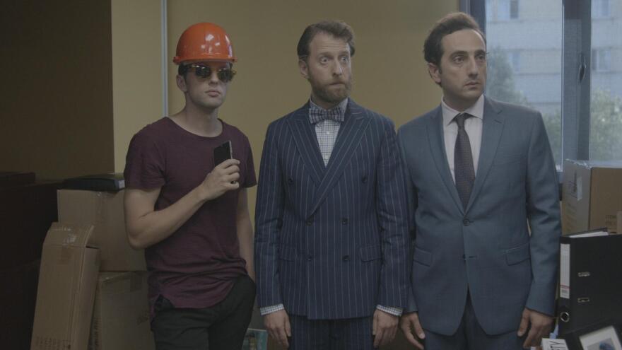 Άσε μας ρε μαμά: Ένας νέος άντρας μπαίνει στη ζωή της Ρωξάνης και «χαλάει τις ισορροπίες» - Βίντεο